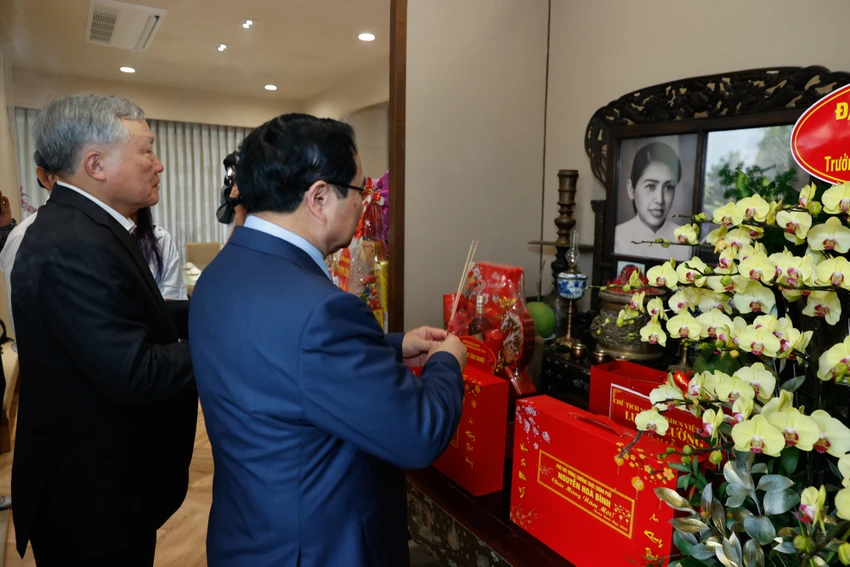 thu-tuong-pham-minh-chinh-dang-huong-cac-co-lanh-dao-va-tham-chuc-tet-nguyen-lanh-dao-dang-nha-nuoc-1.jpg