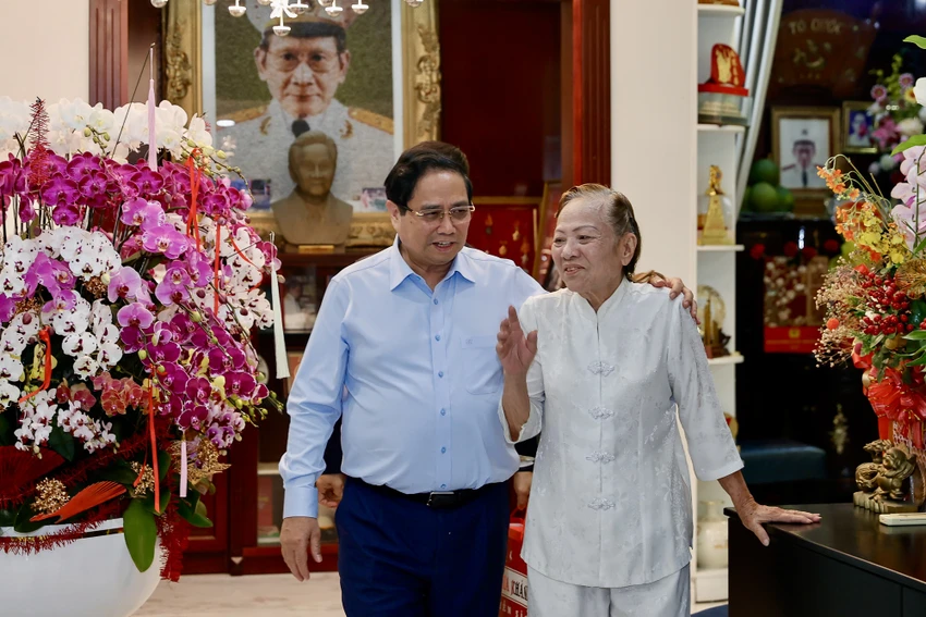 thu-tuong-pham-minh-chinh-dang-huong-cac-co-lanh-dao-va-tham-chuc-tet-nguyen-lanh-dao-dang-nha-nuoc-12.jpg