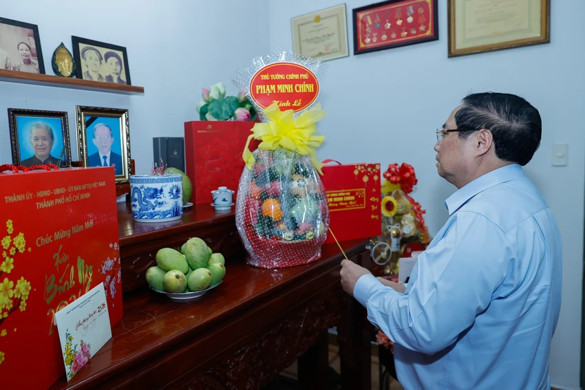 thu-tuong-pham-minh-chinh-dang-huong-cac-co-lanh-dao-va-tham-chuc-tet-nguyen-lanh-dao-dang-nha-nuoc-13.jpg