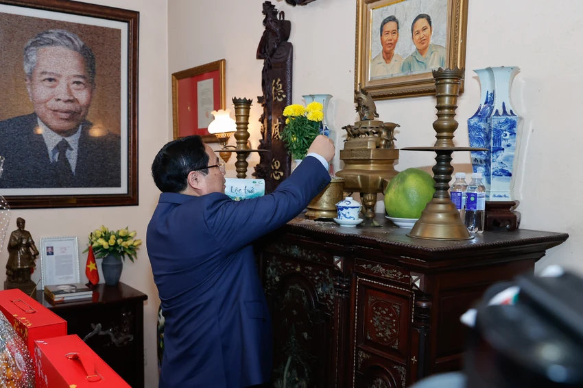 thu-tuong-pham-minh-chinh-dang-huong-cac-co-lanh-dao-va-tham-chuc-tet-nguyen-lanh-dao-dang-nha-nuoc-6.jpg