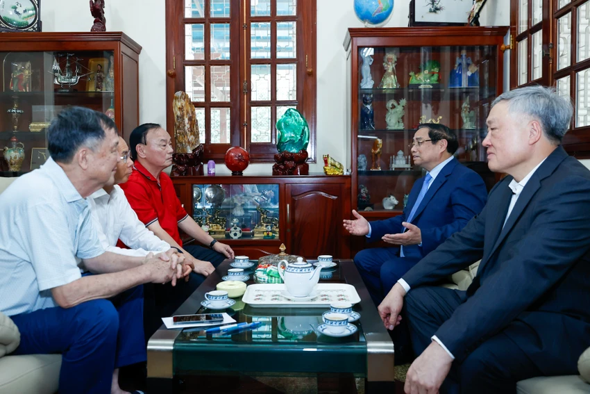 thu-tuong-pham-minh-chinh-dang-huong-cac-co-lanh-dao-va-tham-chuc-tet-nguyen-lanh-dao-dang-nha-nuoc-8.jpg