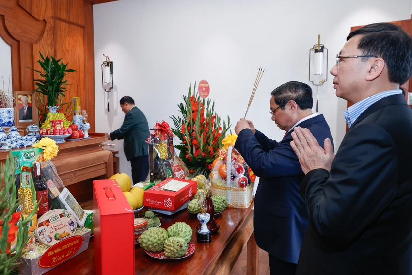 thu-tuong-pham-minh-chinh-tham-chuc-tet-nguyen-tong-bi-thu-nong-duc-manh-va-dang-huong-tuong-nho-cac-co-lanh-dao-1.jpg