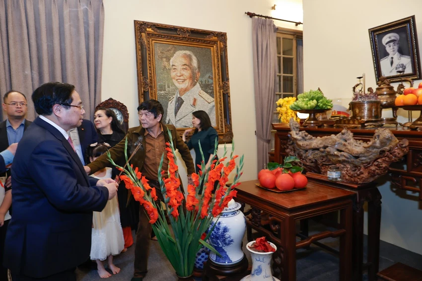 thu-tuong-pham-minh-chinh-tham-chuc-tet-nguyen-tong-bi-thu-nong-duc-manh-va-dang-huong-tuong-nho-cac-co-lanh-dao-5.jpg