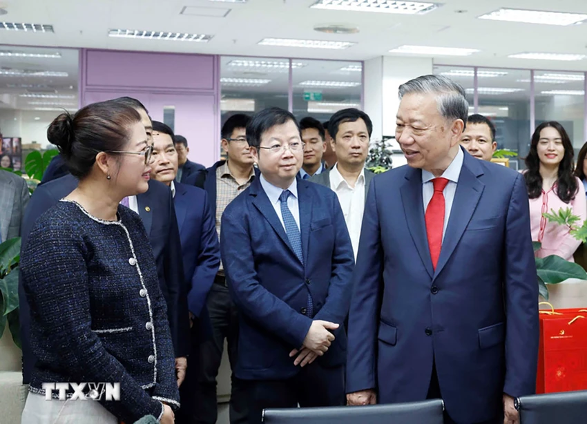 tong-bi-thu-to-lam-tham-chuc-tet-can-bo-phong-vien-vtv-va-vov-1.jpg