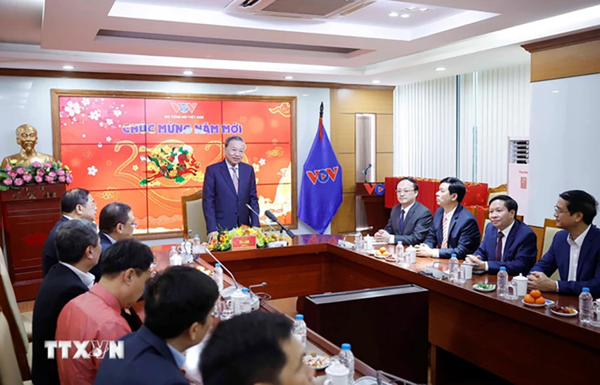 tong-bi-thu-to-lam-tham-chuc-tet-can-bo-phong-vien-vtv-va-vov.jpg