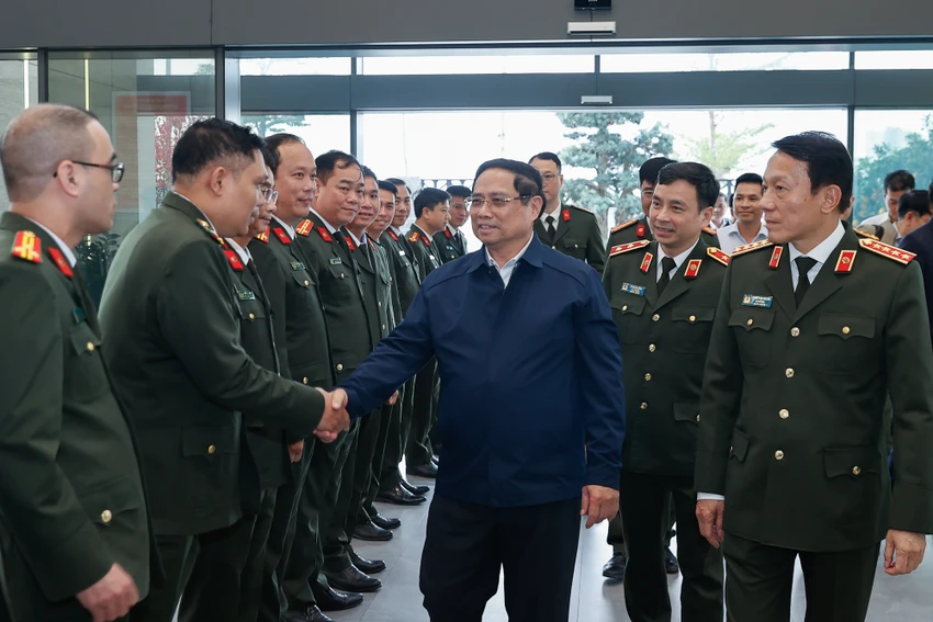 thu-tuong-kiem-tra-dong-vien-cac-luc-luong-cong-an-ung-truc-dip-tet-1.jpg