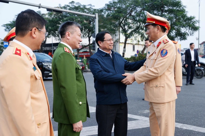 thu-tuong-kiem-tra-dong-vien-cac-luc-luong-cong-an-ung-truc-dip-tet.jpg