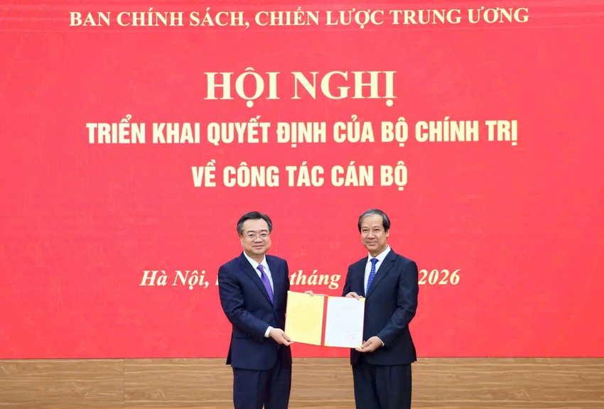 bo-chinh-tri-dieu-dong-bo-nhiem-ong-nguyen-kim-son-va-nguyen-sy-hiep-lam-pho-truong-ban-chinh-sach-chien-luoc-trung-uong-3.jpg