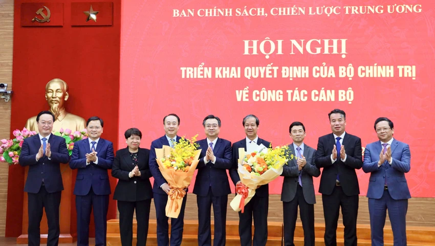 bo-chinh-tri-dieu-dong-bo-nhiem-ong-nguyen-kim-son-va-nguyen-sy-hiep-lam-pho-truong-ban-chinh-sach-chien-luoc-trung-uong.jpg