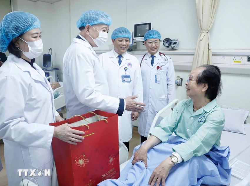 tong-bi-thu-to-lam-tham-chuc-mung-can-bo-bac-sy-nhan-vien-y-te-benh-vien-huu-nghi-1.jpg