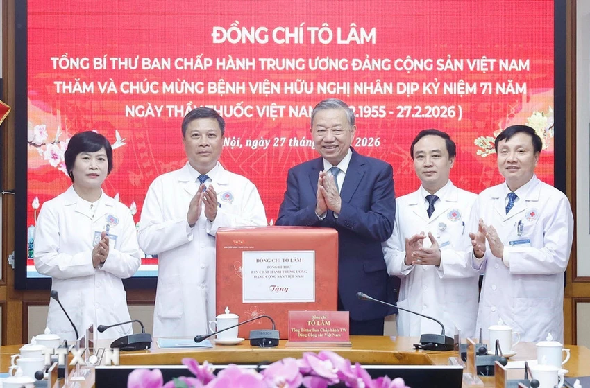 tong-bi-thu-to-lam-tham-chuc-mung-can-bo-bac-sy-nhan-vien-y-te-benh-vien-huu-nghi-2.jpg
