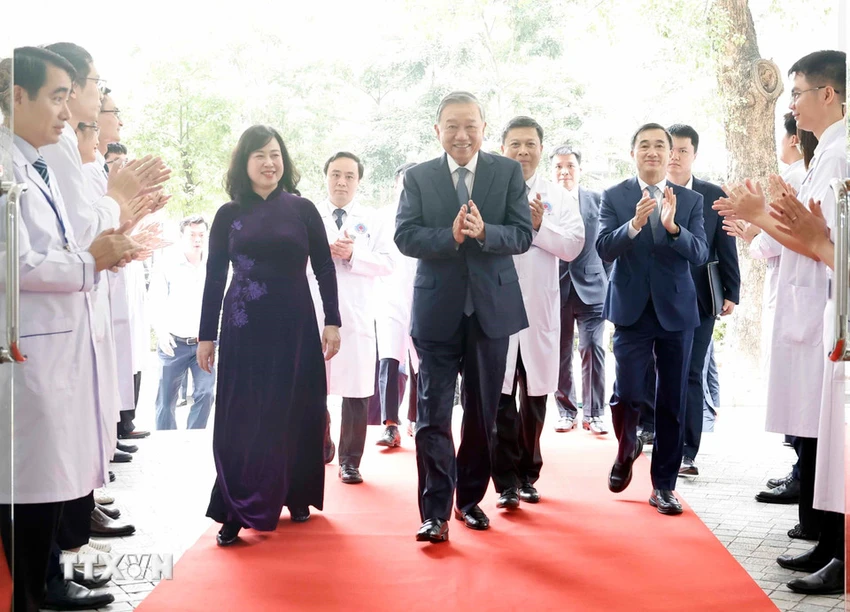tong-bi-thu-to-lam-tham-chuc-mung-can-bo-bac-sy-nhan-vien-y-te-benh-vien-huu-nghi-3.jpg