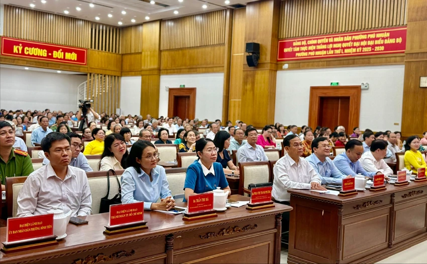 phuong-phu-nhuan-tran-luu-quang.jpg
