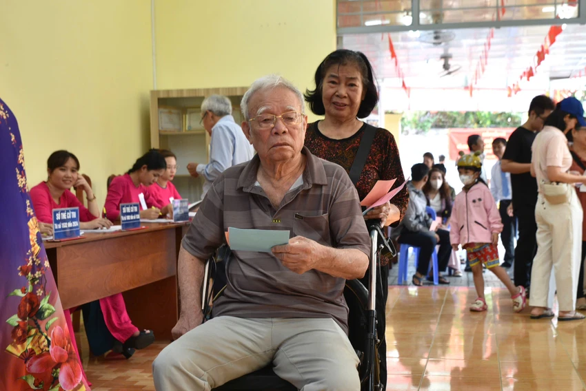 ba-nguyen-thi-kim-dung-cung-chong.jpg