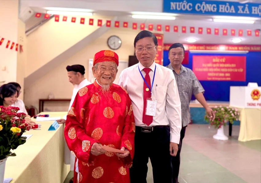 nguyen-dinh-tu-vu-ngoc-tuat-hai-nhi.jpg