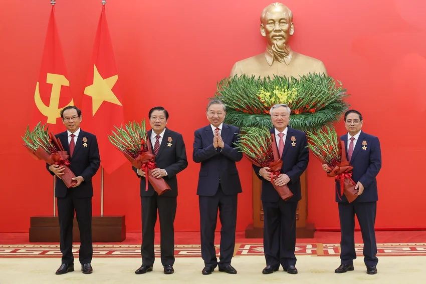 tong-bi-thu-to-lam-trao-huan-chuong-quan-cong-hang-nhat-va-huy-hieu-dang-tang-cac-lanh-dao-nguyen-lanh-dao-1.jpg