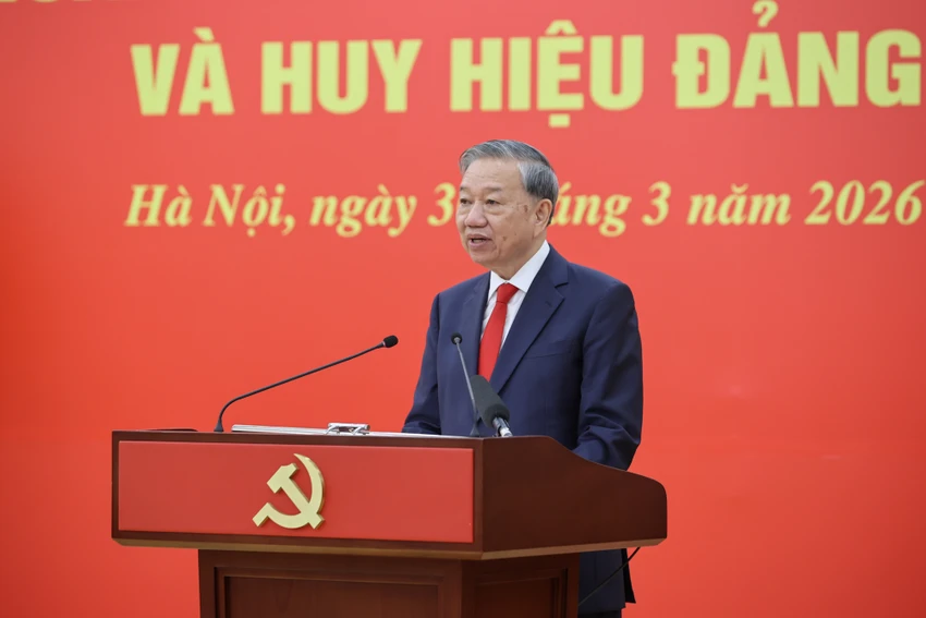 tong-bi-thu-to-lam-trao-huan-chuong-quan-cong-hang-nhat-va-huy-hieu-dang-tang-cac-lanh-dao-nguyen-lanh-dao-5.jpg