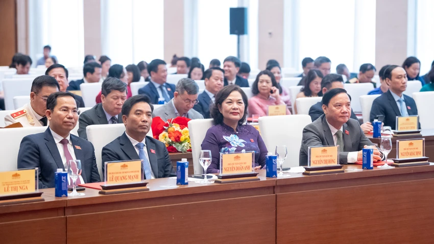 chu-tich-quoc-hoi-chu-tri-le-cong-bo-va-trao-cac-nghi-quyet-ve-cong-tac-can-bo-1.jpg