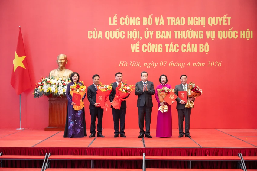 chu-tich-quoc-hoi-chu-tri-le-cong-bo-va-trao-cac-nghi-quyet-ve-cong-tac-can-bo-2.jpg