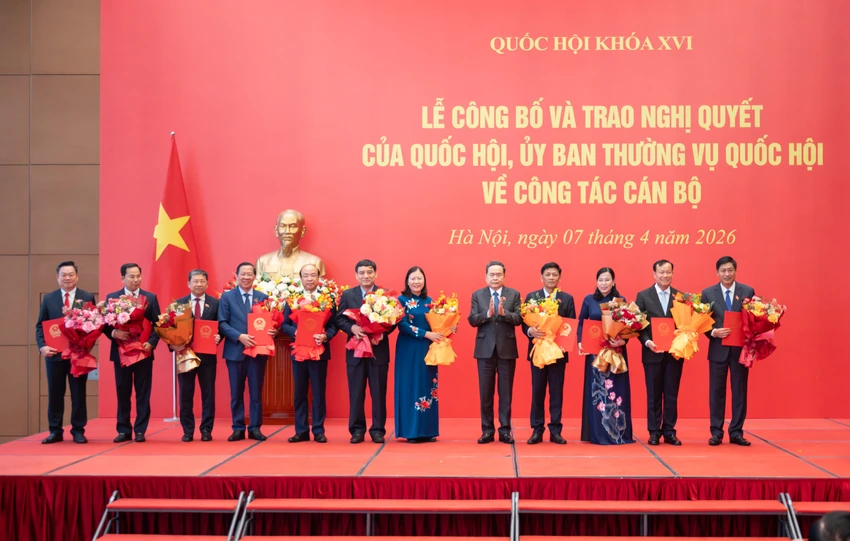 chu-tich-quoc-hoi-chu-tri-le-cong-bo-va-trao-cac-nghi-quyet-ve-cong-tac-can-bo-3.jpg
