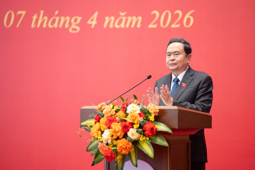 chu-tich-quoc-hoi-chu-tri-le-cong-bo-va-trao-cac-nghi-quyet-ve-cong-tac-can-bo.jpg