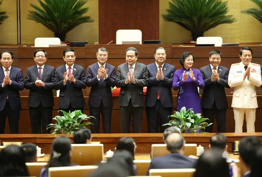 chu-tich-quoc-hoi-chuc-mung-pho-thu-tuong-bo-truong-thanh-vien-chinh-phu-1.jpg