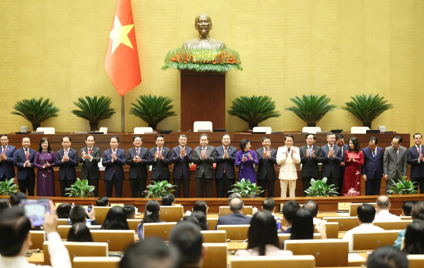 chu-tich-quoc-hoi-chuc-mung-pho-thu-tuong-bo-truong-thanh-vien-chinh-phu-2.jpg