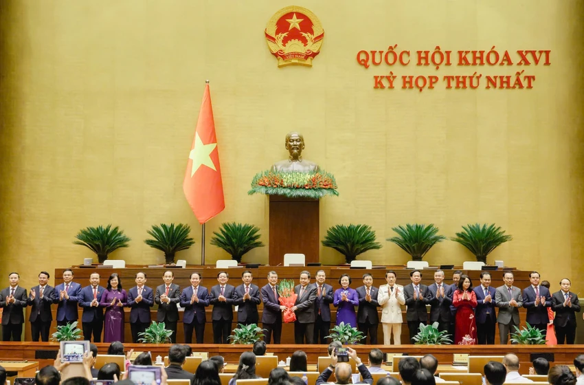 chu-tich-quoc-hoi-chuc-mung-pho-thu-tuong-bo-truong-thanh-vien-chinh-phu-3.jpg