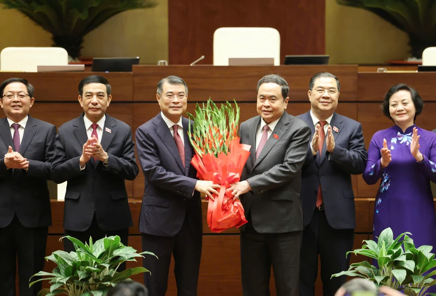 chu-tich-quoc-hoi-chuc-mung-pho-thu-tuong-bo-truong-thanh-vien-chinh-phu-4.jpg