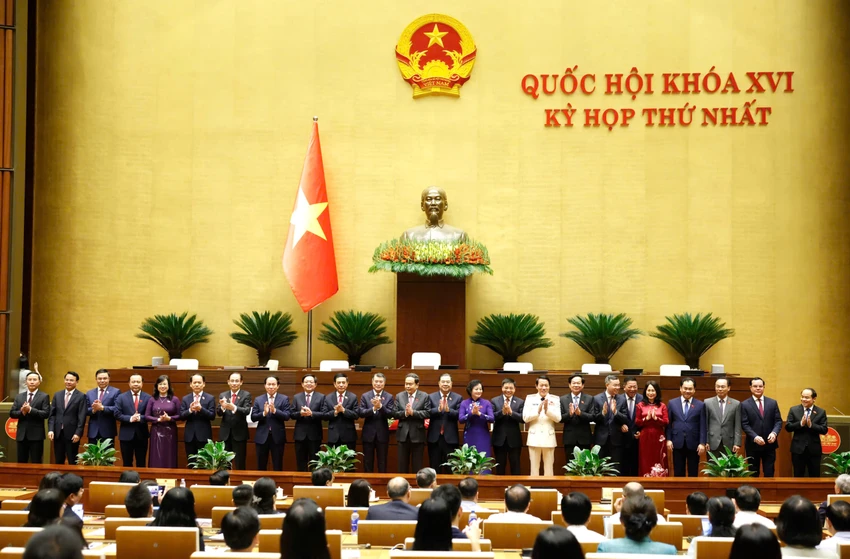 chu-tich-quoc-hoi-chuc-mung-pho-thu-tuong-bo-truong-thanh-vien-chinh-phu.jpg