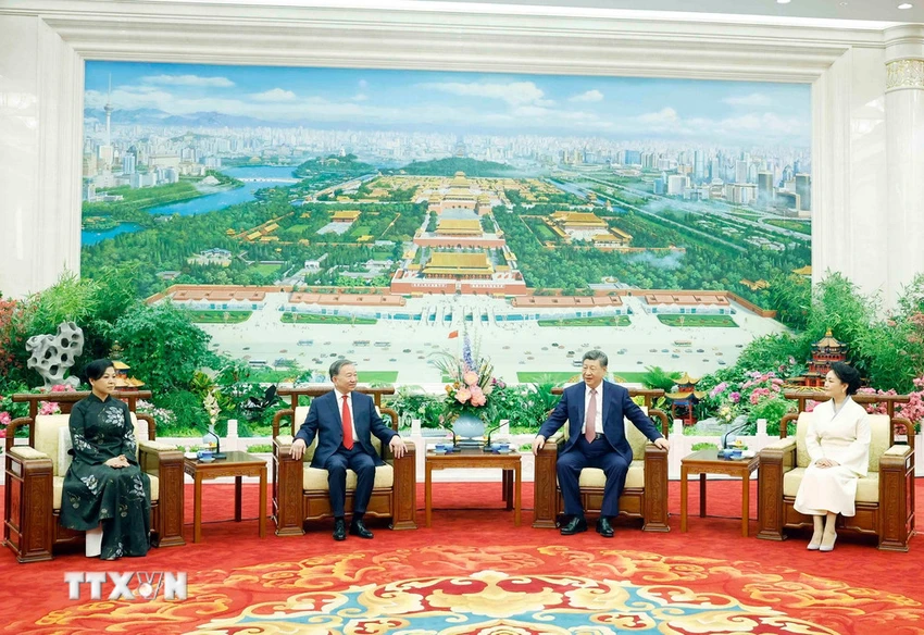 tong-bi-thu-chu-tich-nuoc-to-lam-va-phu-nhan-cung-tong-bi-thu-chu-tich-nuoc-tap-can-binh-va-phu-nhan-du-tiec-tra-3-resize.jpg