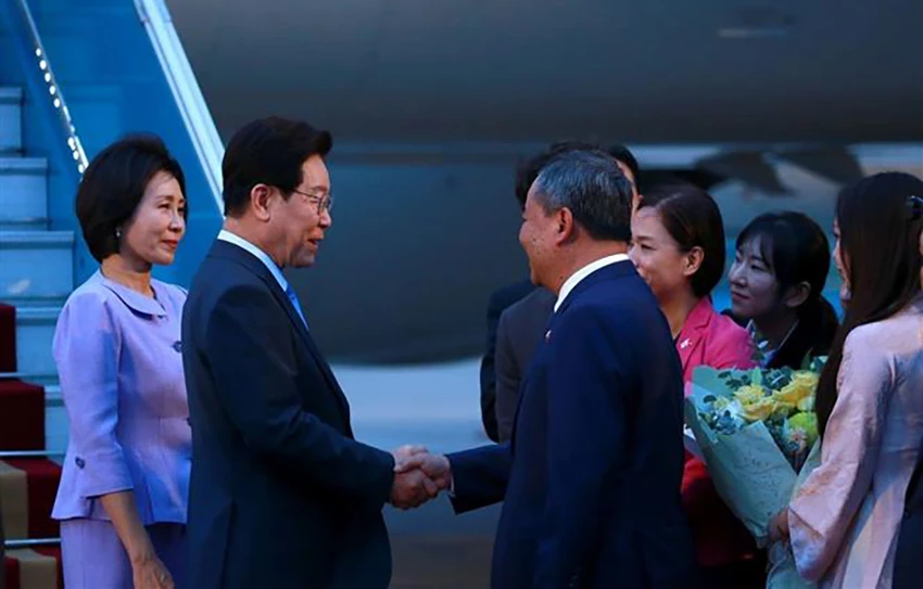 tong-thong-han-quoc-lee-jae-myung-va-phu-nhan-den-ha-noi-bat-dau-tham-cap-nha-nuoc-viet-nam-2.jpg