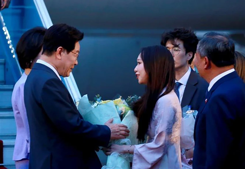 tong-thong-han-quoc-lee-jae-myung-va-phu-nhan-den-ha-noi-bat-dau-tham-cap-nha-nuoc-viet-nam-4.jpg