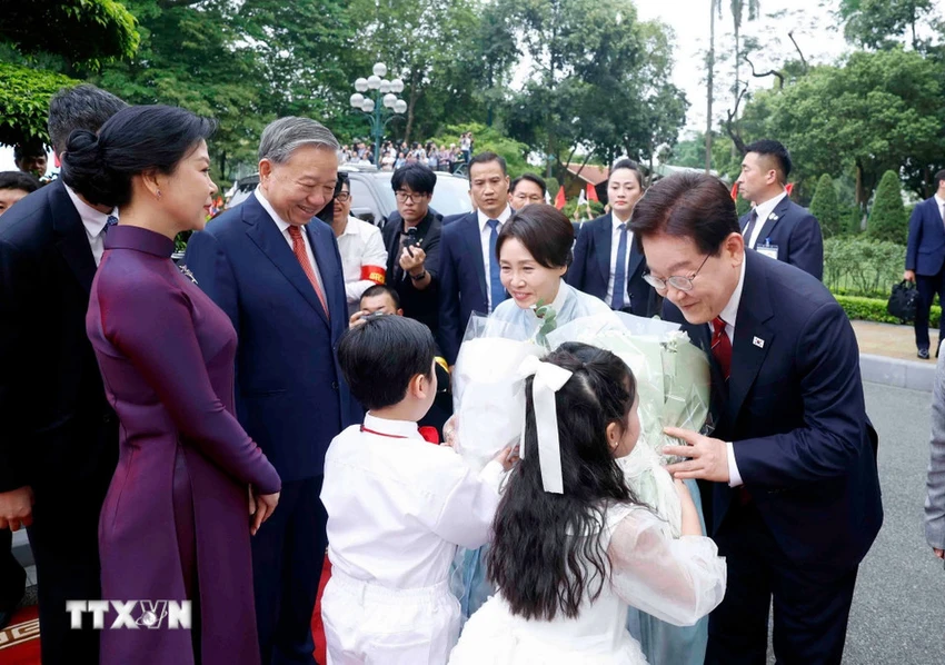 toan-canh-le-don-tong-thong-han-quoc-va-phu-nhan-tham-cap-nha-nuoc-toi-viet-nam-1.jpg