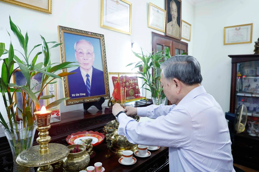 tong-bi-thu-chu-tich-nuoc-to-lam-dang-huong-tuong-nho-cac-lanh-dao-tien-boi-tai-tp-hcm-ttxvn-4.jpg