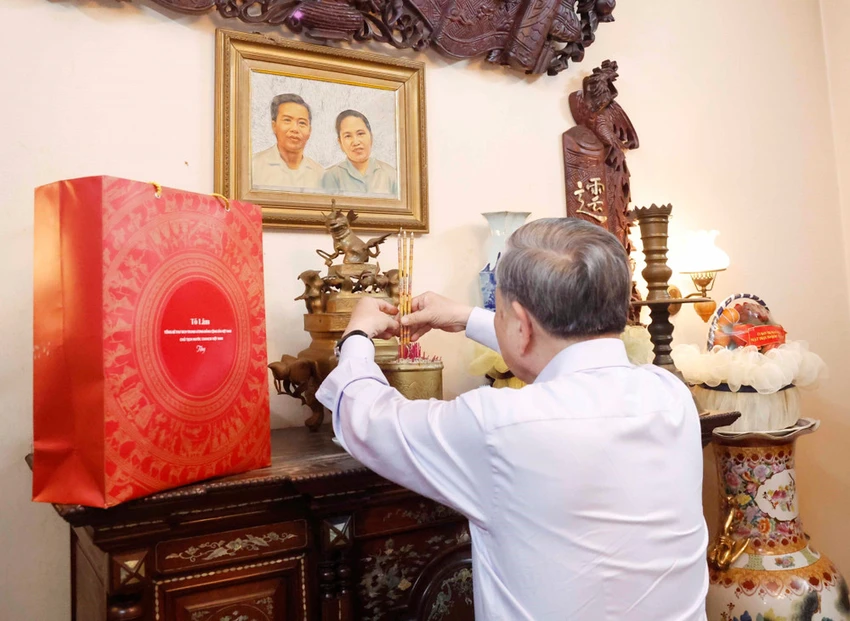 tong-bi-thu-chu-tich-nuoc-to-lam-dang-huong-tuong-nho-cac-lanh-dao-tien-boi-tai-tp-hcm-ttxvn-7.jpg