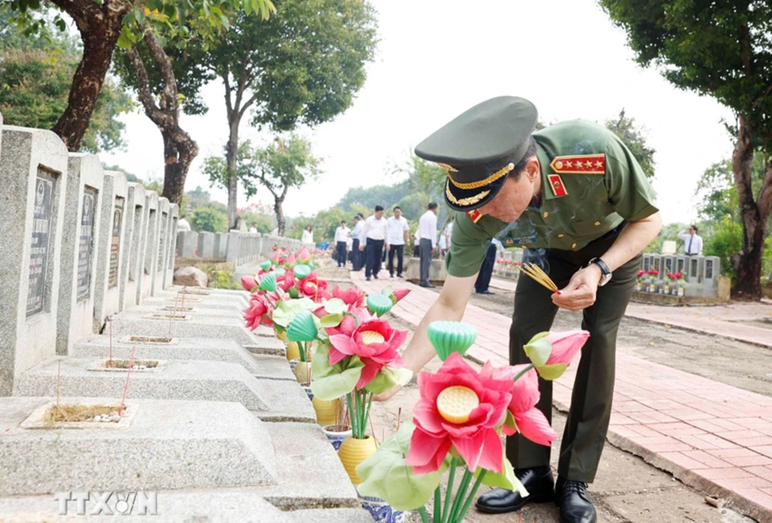 tong-bi-thu-chu-tich-nuoc-dang-huong-tuong-niem-cac-anh-hung-liet-sy-o-tay-ninh-4.jpg