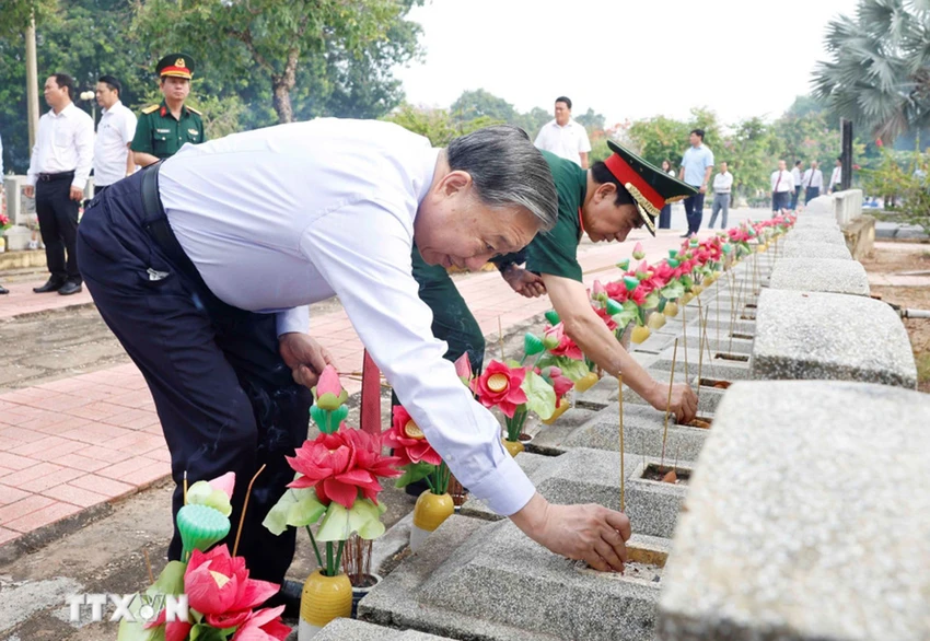 tong-bi-thu-chu-tich-nuoc-dang-huong-tuong-niem-cac-anh-hung-liet-sy-o-tay-ninh-5.jpg