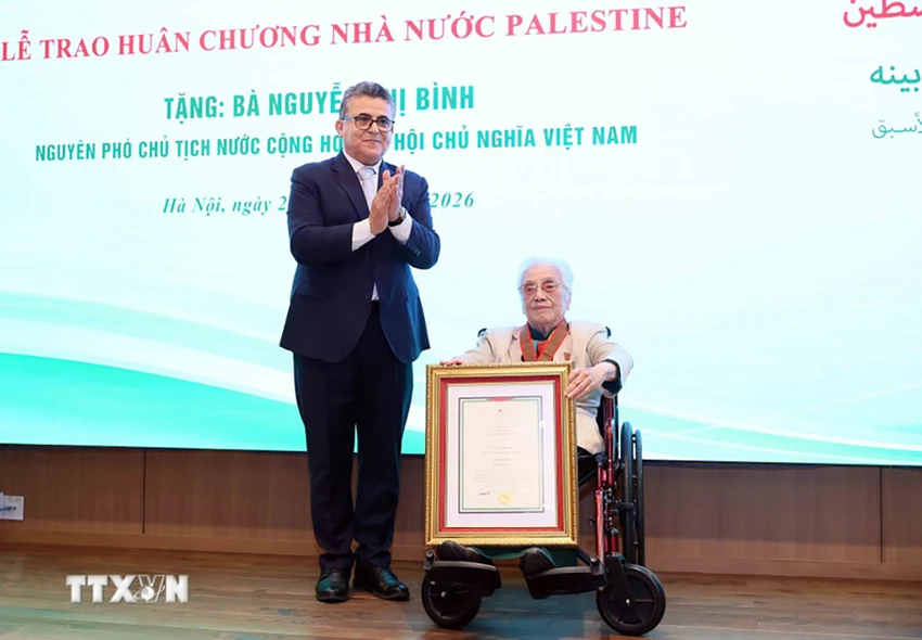 nguyen-pho-chu-tich-nuoc-nguyen-thi-binh-nhan-huan-chuong-ngoi-sao-cong-trang-cua-palestine-2.jpg