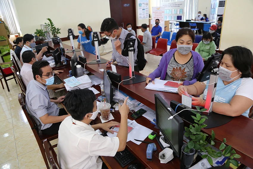 Từ ngày 1-1-2023, người dân khi đi làm thủ tục không còn phải xuất trình sổ hộ khẩu Từ ngày 1-1-2023, người dân khi đi làm thủ tục không còn phải xuất trình sổ hộ khẩu