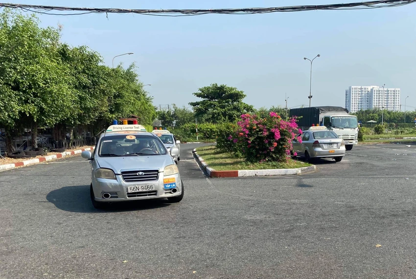 Theo Chủ tịch Hiệp hội Vận tải ô tô Việt Nam, thực tế chữ “trung tâm” đủ tiêu chí phân định, nhận diện rõ là một trong ba mô hình (trung tâm, trung cấp và cao đẳng) mà Luật Giáo dục nghề nghiệp quy định. Ảnh VÕ NGUYÊN Theo Chủ tịch Hiệp hội Vận tải ô tô Việt Nam, thực tế chữ “trung tâm” đủ tiêu chí phân định, nhận diện rõ là một trong ba mô hình (trung tâm, trung cấp và cao đẳng) mà Luật Giáo dục nghề nghiệp quy định. Ảnh VÕ NGUYÊN