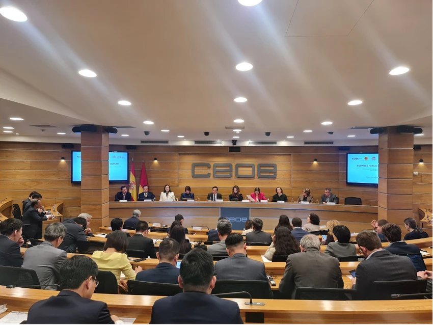 Các Thứ trưởng Bộ Công Thương và Bộ Kế hoạch Đầu tư của Việt Nam đã trực tiếp giải đáp các câu hỏi của doanh nghiệp cũng nhưng cung cấp thêm thông tin cho doanh nghiệp nắm bắt rõ hơn các cơ hội kinh doanh ở Việt Nam. Các Thứ trưởng Bộ Công Thương và Bộ Kế hoạch Đầu tư của Việt Nam đã trực tiếp giải đáp các câu hỏi của doanh nghiệp cũng nhưng cung cấp thêm thông tin cho doanh nghiệp nắm bắt rõ hơn các cơ hội kinh doanh ở Việt Nam.