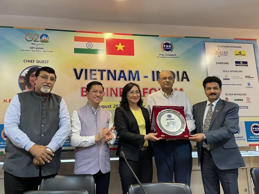 Từ ngày 5 đến ngày 8-8, Thứ trưởng Bộ Công Thương Phan Thị Thắng đã có nhiều buổi gặp gỡ, tiếp xúc về hợp tác thương mại Việt Nam - Ấn Độ. Ảnh Vụ Thị trường châu Á, châu Phi. Từ ngày 5 đến ngày 8-8, Thứ trưởng Bộ Công Thương Phan Thị Thắng đã có nhiều buổi gặp gỡ, tiếp xúc về hợp tác thương mại Việt Nam - Ấn Độ. Ảnh Vụ Thị trường châu Á, châu Phi.