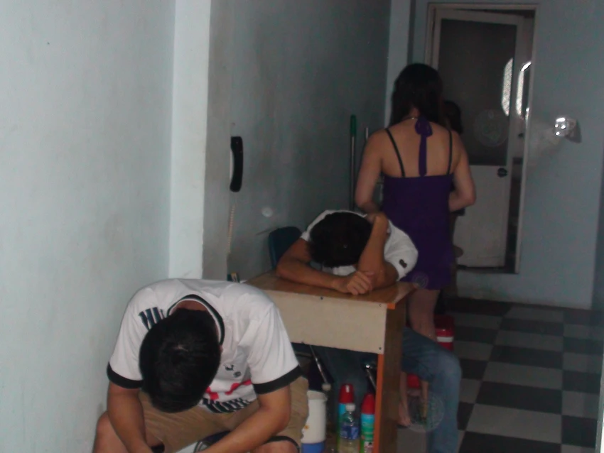 Bắt quả tang hàng chục nhân viên massage đang kích dục cho khách ảnh 1 Bắt quả tang hàng chục nhân viên massage đang kích dục cho khách ảnh 1