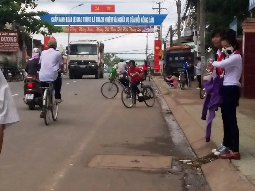 Chủ tịch xã kêu cứu cấp trên vì xe ben lộng hành ảnh 1