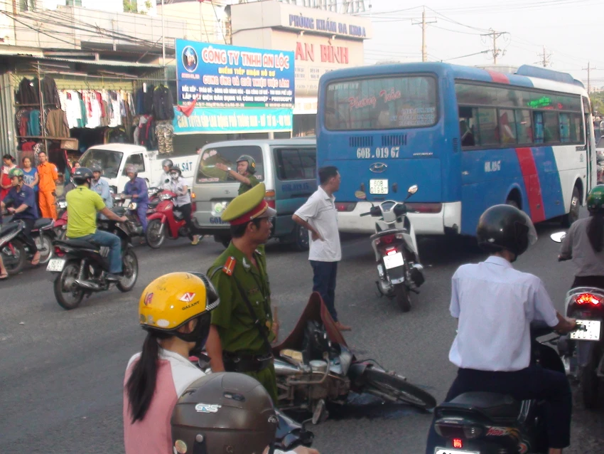 Xe đưa rước học sinh cán chết người ảnh 2 Xe đưa rước học sinh cán chết người ảnh 2