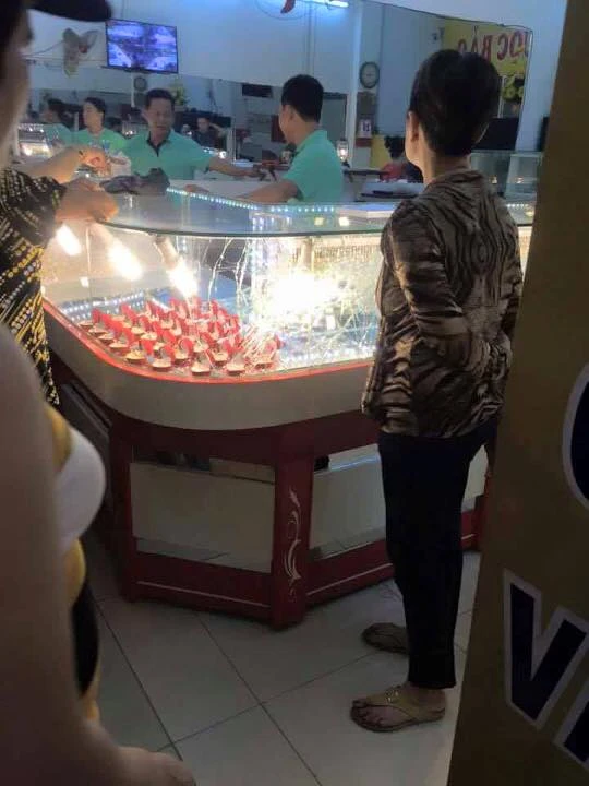 Tủ kính của tiệm vàng bị Huy đập vỡ