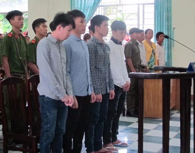 Cuộc hỗn chiến sau chầu nhậu của 4 người... cùng tên Hiếu ảnh 1 Các bị cáo tại Tòa
