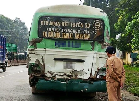 Container đâm đuôi xe buýt đang dừng đèn đỏ ảnh 1
