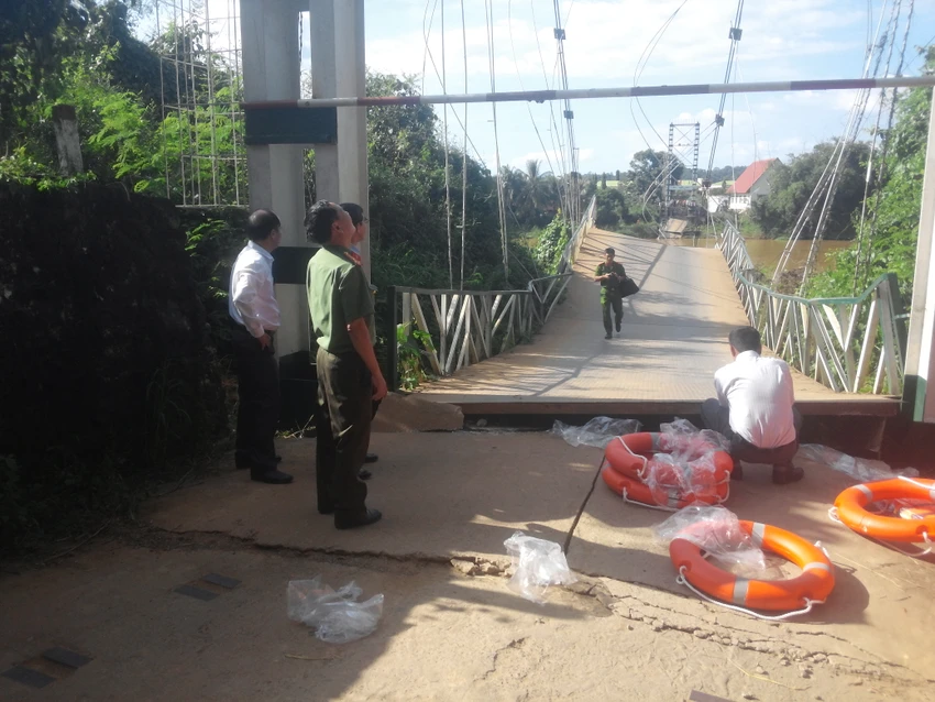 Sập cầu treo, 4 người rơi xuống sông Đồng Nai ảnh 5 Sập cầu treo, 4 người rơi xuống sông Đồng Nai ảnh 5